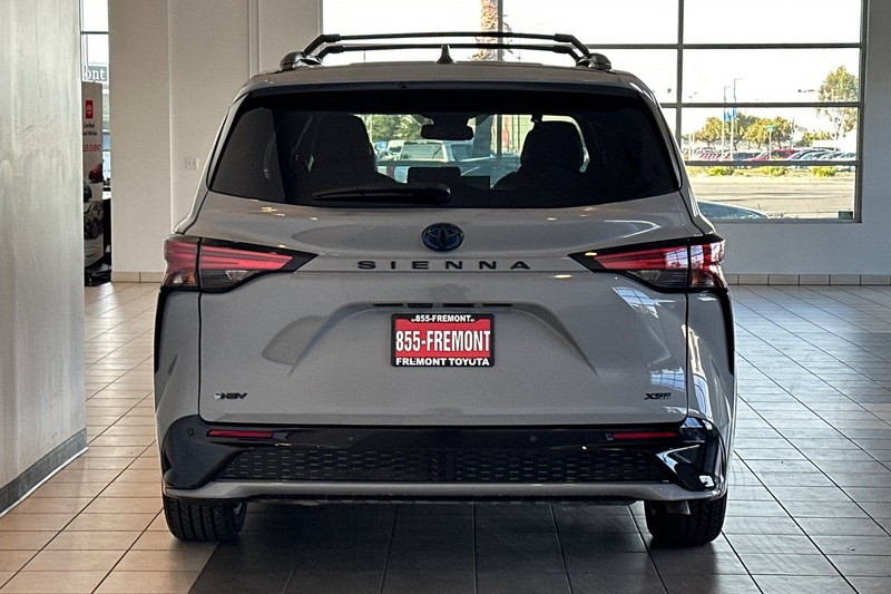 Toyota Sienna Vehicle Full-screen Gallery Image 05