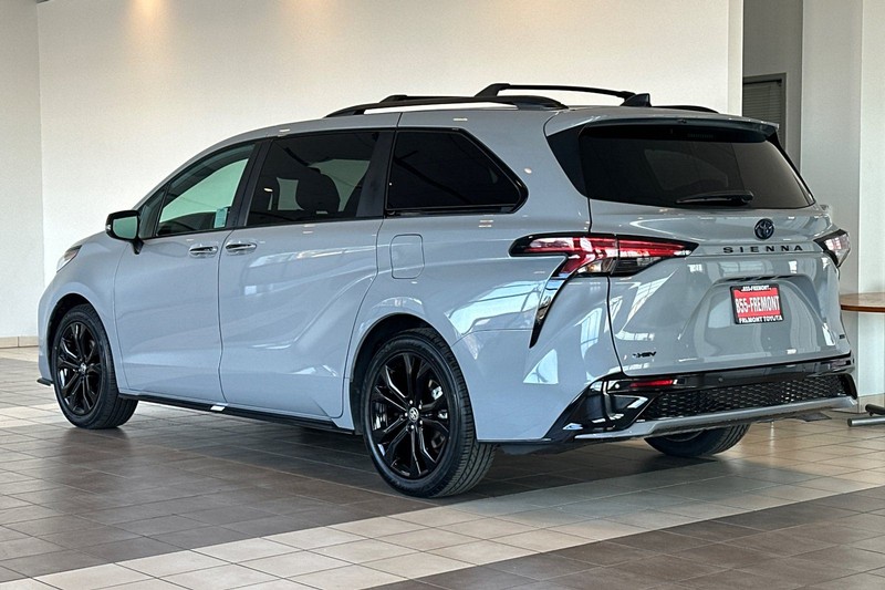 Toyota Sienna Vehicle Full-screen Gallery Image 06