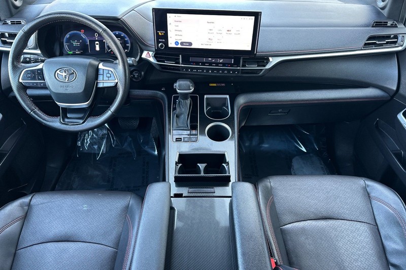 Toyota Sienna Vehicle Full-screen Gallery Image 13