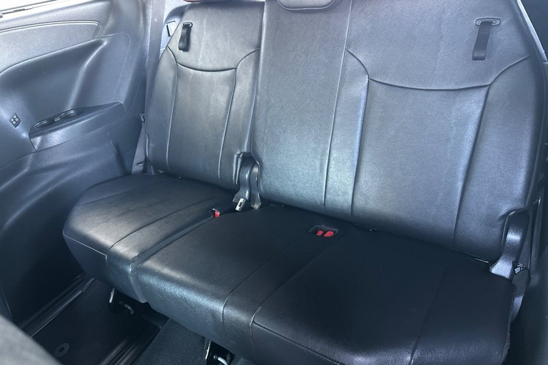 Toyota Sienna Vehicle Full-screen Gallery Image 15