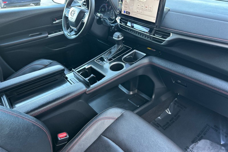 Toyota Sienna Vehicle Full-screen Gallery Image 17