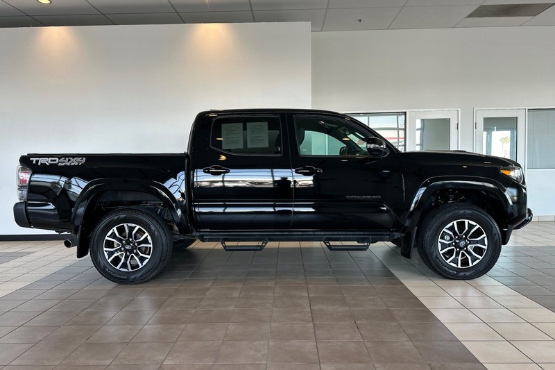 Toyota Tacoma 4WD Vehicle Full-screen Gallery Image 03