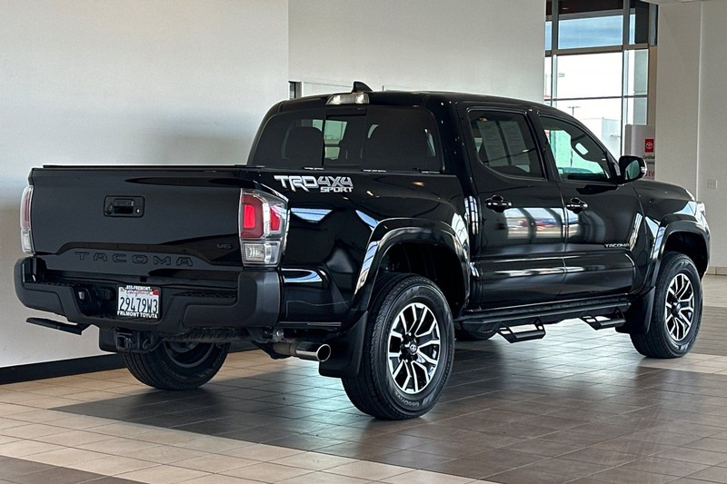 Toyota Tacoma 4WD Vehicle Full-screen Gallery Image 04