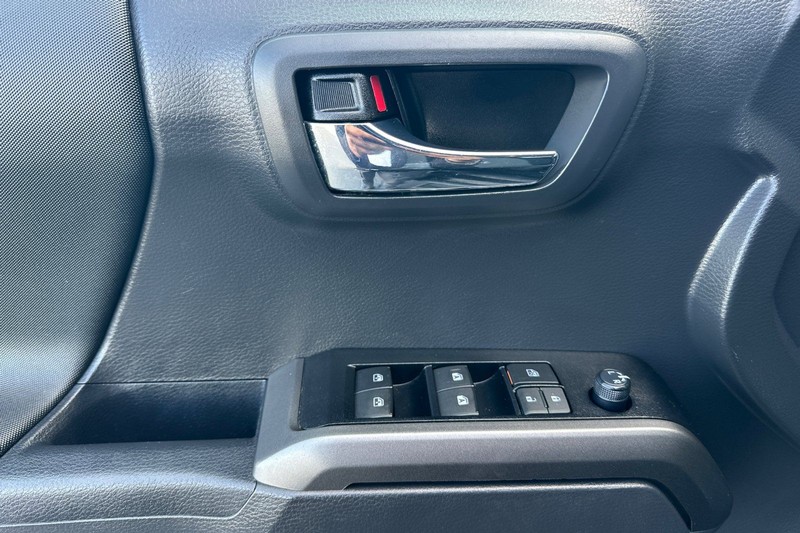 Toyota Tacoma 4WD Vehicle Full-screen Gallery Image 11