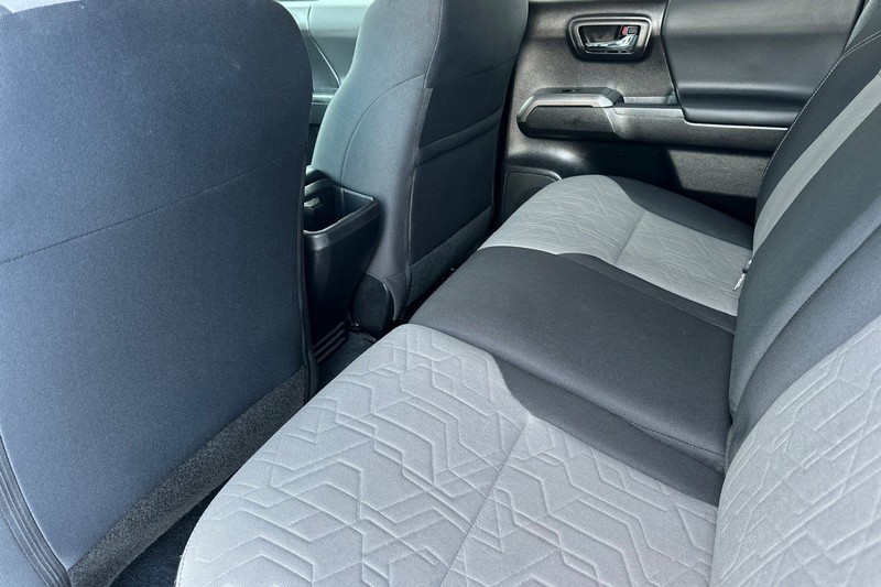 Toyota Tacoma 4WD Vehicle Full-screen Gallery Image 12