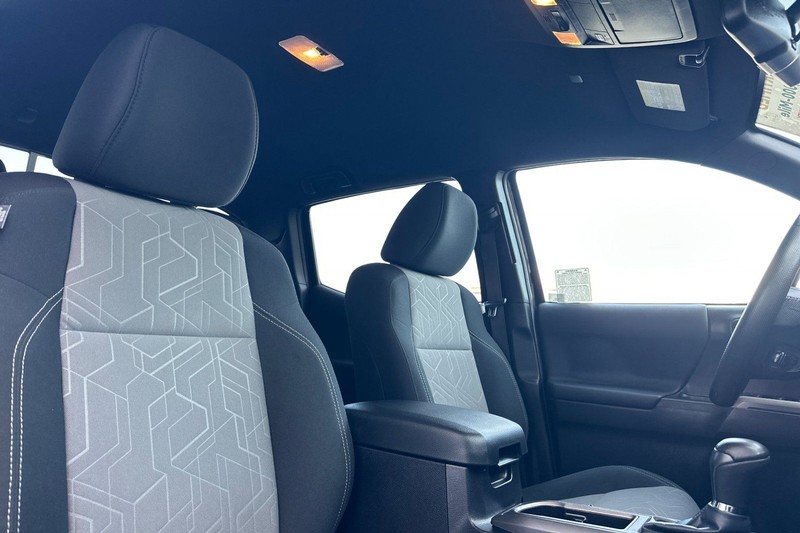 Toyota Tacoma 4WD Vehicle Full-screen Gallery Image 16