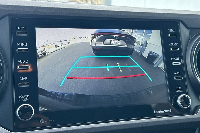 Toyota Tacoma 4WD Vehicle Full-screen Gallery Image 18