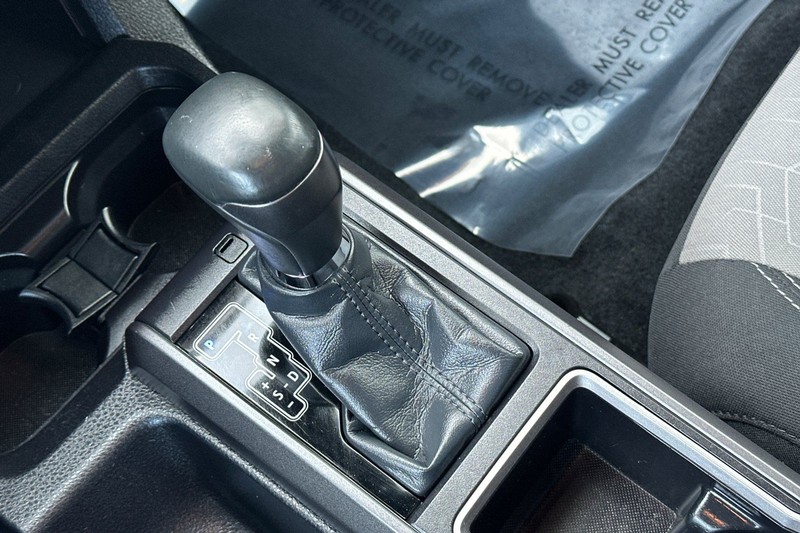 Toyota Tacoma 4WD Vehicle Full-screen Gallery Image 20