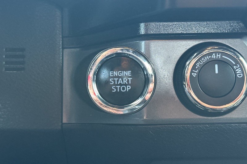 Toyota Tacoma 4WD Vehicle Full-screen Gallery Image 21