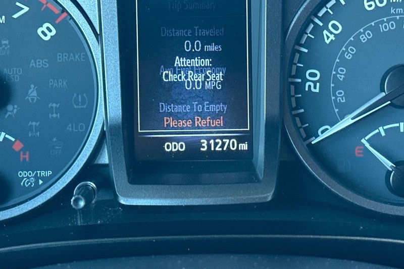 Toyota Tacoma 4WD Vehicle Full-screen Gallery Image 24