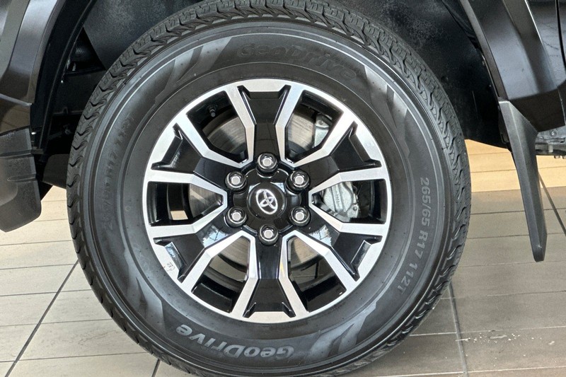 Toyota Tacoma 4WD Vehicle Full-screen Gallery Image 25