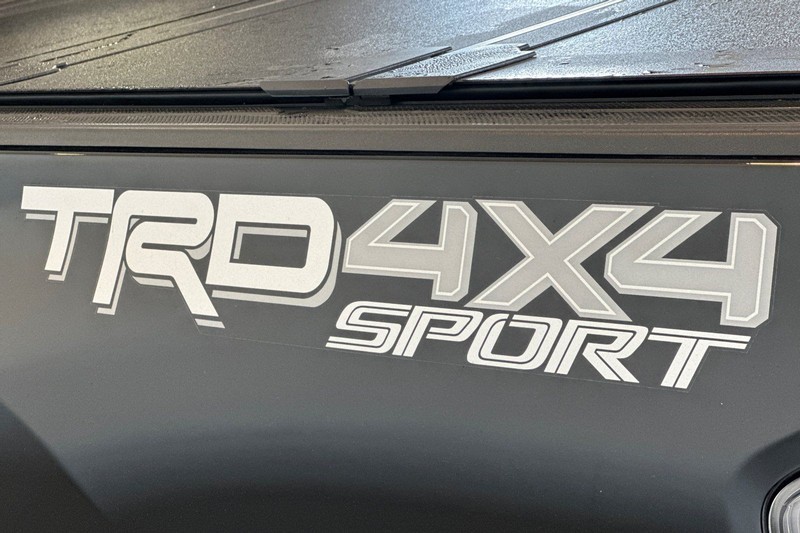 Toyota Tacoma 4WD Vehicle Full-screen Gallery Image 26