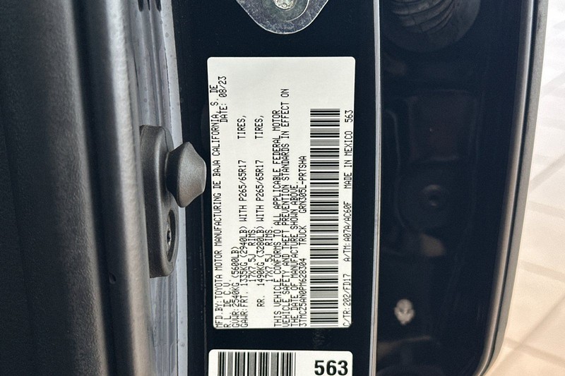 Toyota Tacoma 4WD Vehicle Full-screen Gallery Image 27