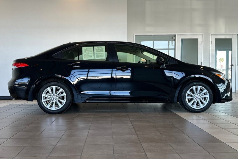 Toyota Corolla Vehicle Full-screen Gallery Image 03