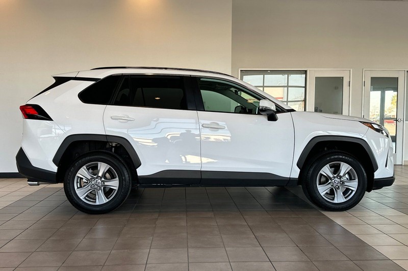 Toyota RAV4 Vehicle Full-screen Gallery Image 03