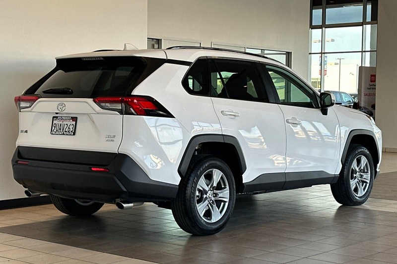 Toyota RAV4 Vehicle Full-screen Gallery Image 04