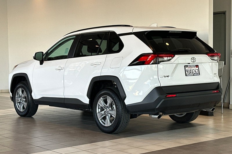 Toyota RAV4 Vehicle Full-screen Gallery Image 06