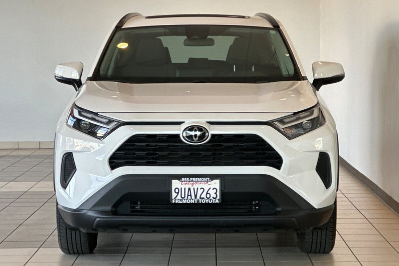 Toyota RAV4 Vehicle Full-screen Gallery Image 09