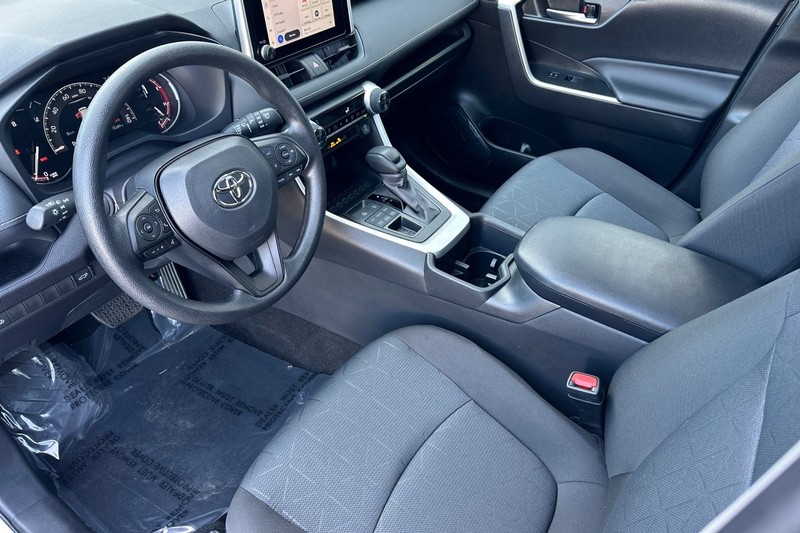 Toyota RAV4 Vehicle Full-screen Gallery Image 10