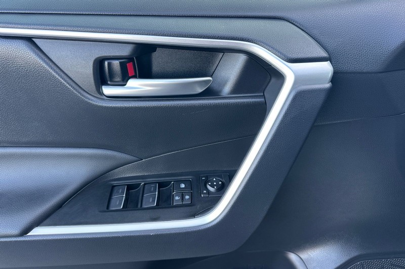 Toyota RAV4 Vehicle Full-screen Gallery Image 11