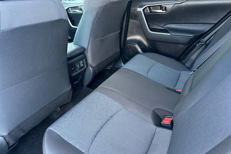 Toyota RAV4 Vehicle Full-screen Gallery Image 12