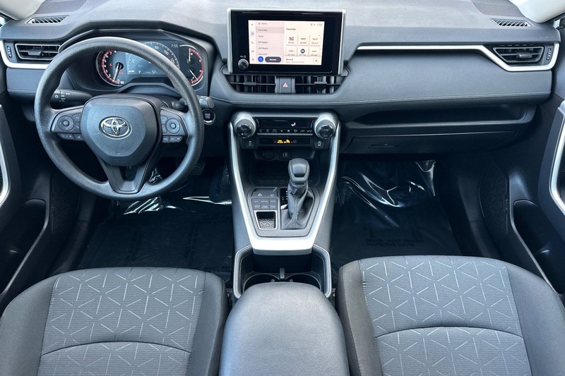 Toyota RAV4 Vehicle Full-screen Gallery Image 13