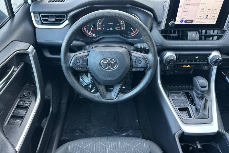 Toyota RAV4 Vehicle Full-screen Gallery Image 14