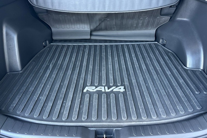 Toyota RAV4 Vehicle Full-screen Gallery Image 15