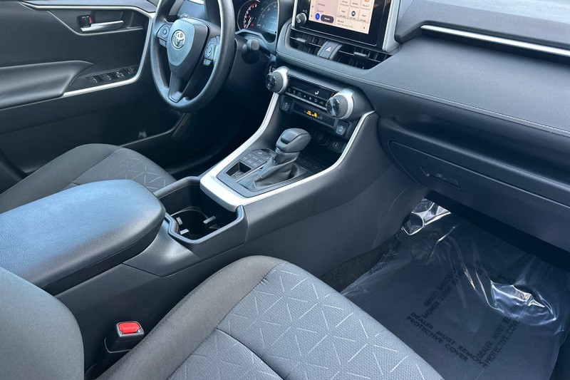 Toyota RAV4 Vehicle Full-screen Gallery Image 16