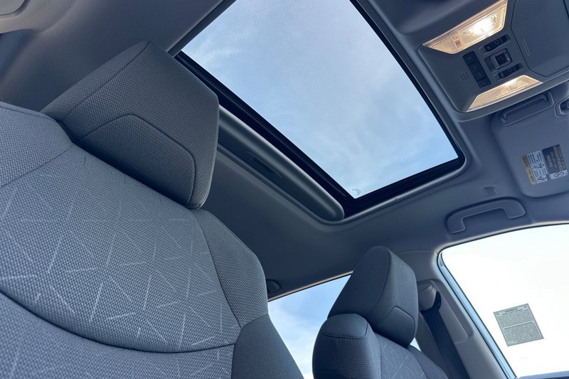 Toyota RAV4 Vehicle Full-screen Gallery Image 17