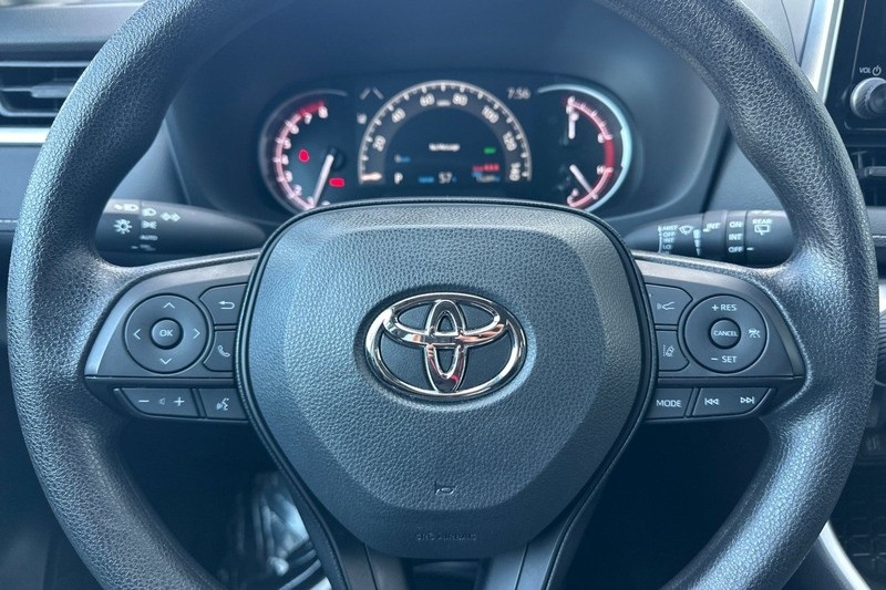 Toyota RAV4 Vehicle Full-screen Gallery Image 24