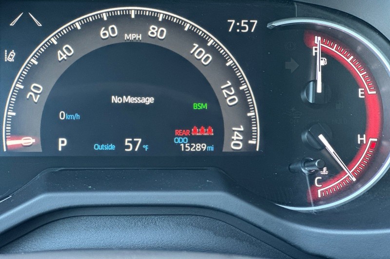 Toyota RAV4 Vehicle Full-screen Gallery Image 26