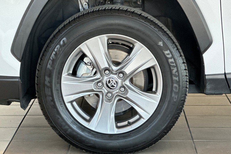 Toyota RAV4 Vehicle Full-screen Gallery Image 27