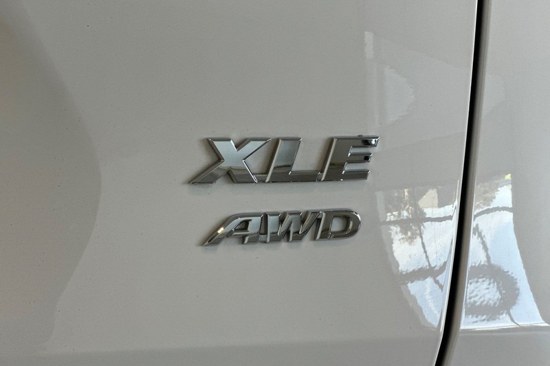 Toyota RAV4 Vehicle Full-screen Gallery Image 28