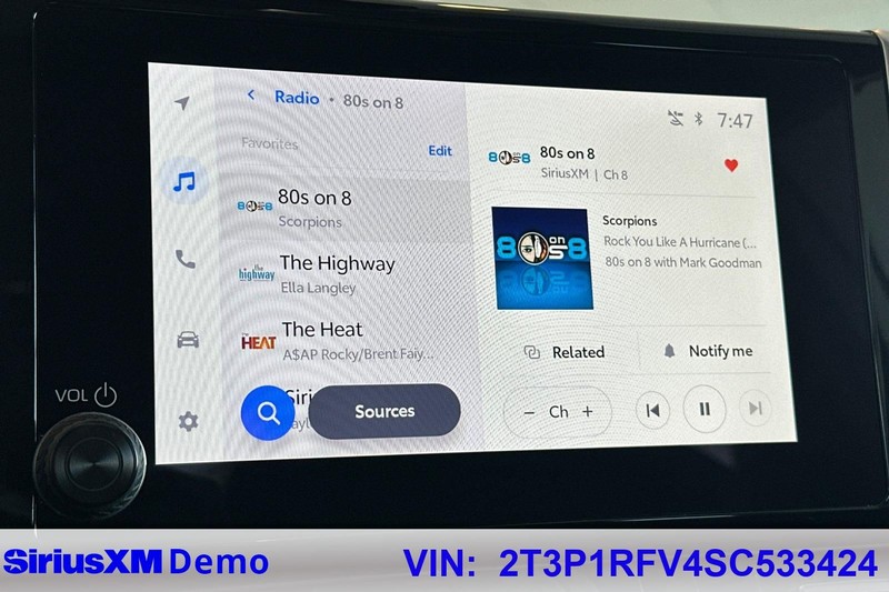 Toyota RAV4 Vehicle Full-screen Gallery Image 29