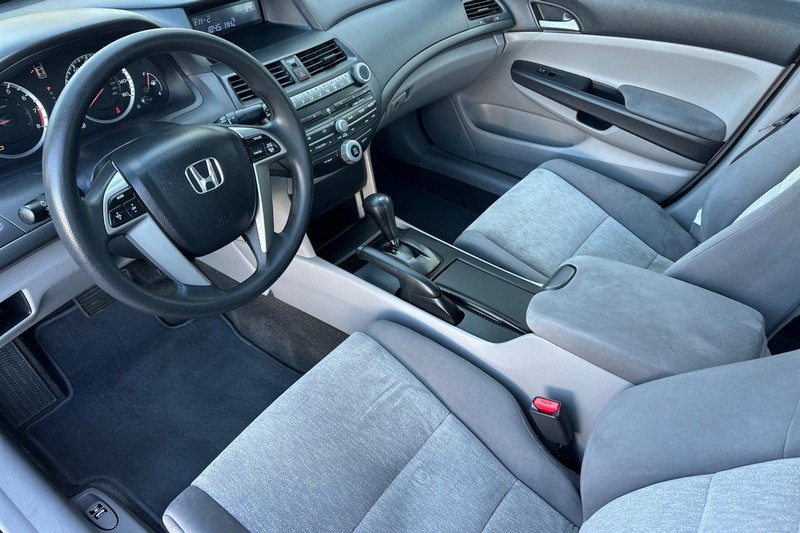 Honda Accord Sedan Vehicle Full-screen Gallery Image 10