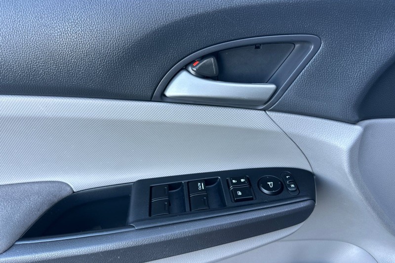 Honda Accord Sedan Vehicle Full-screen Gallery Image 11