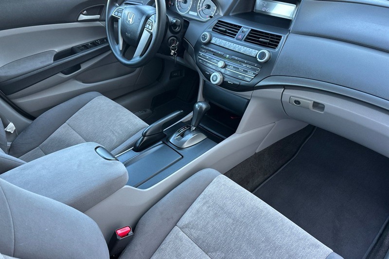 Honda Accord Sedan Vehicle Full-screen Gallery Image 15