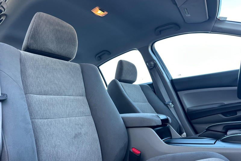 Honda Accord Sedan Vehicle Full-screen Gallery Image 16