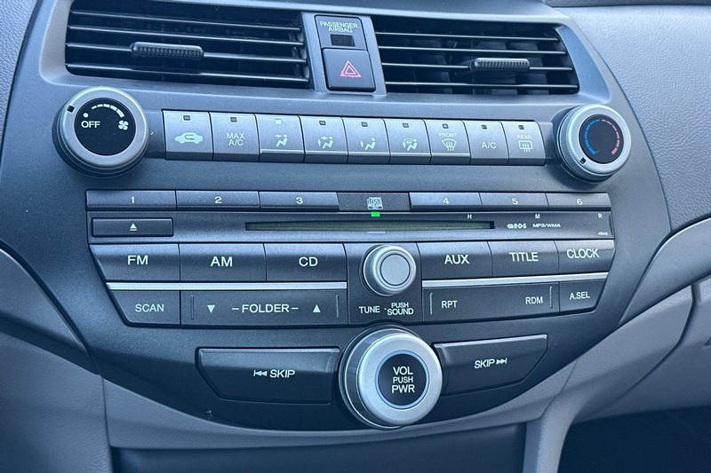 Honda Accord Sedan Vehicle Full-screen Gallery Image 18