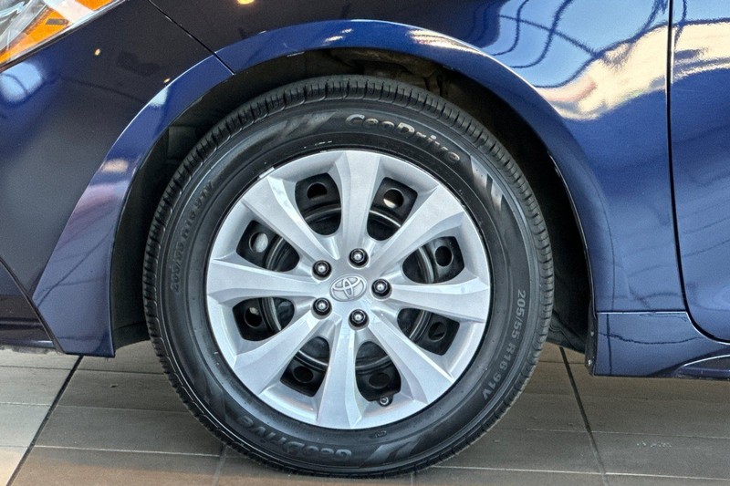 Toyota Corolla Vehicle Full-screen Gallery Image 24