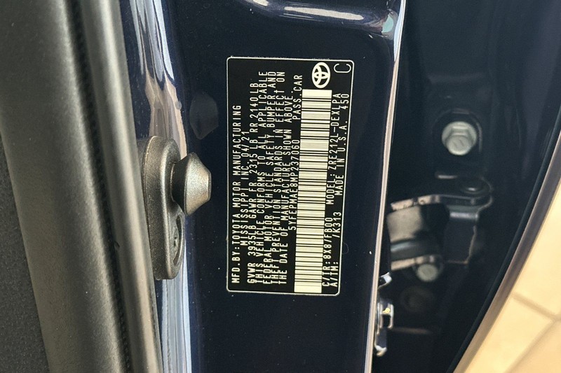 Toyota Corolla Vehicle Full-screen Gallery Image 25