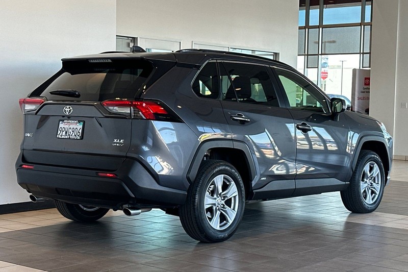 Toyota RAV4 Vehicle Full-screen Gallery Image 04