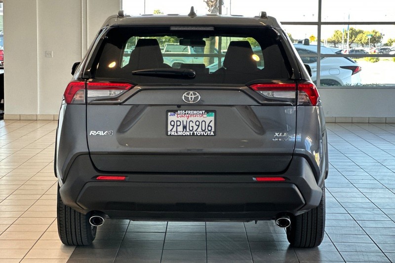 Toyota RAV4 Vehicle Full-screen Gallery Image 05