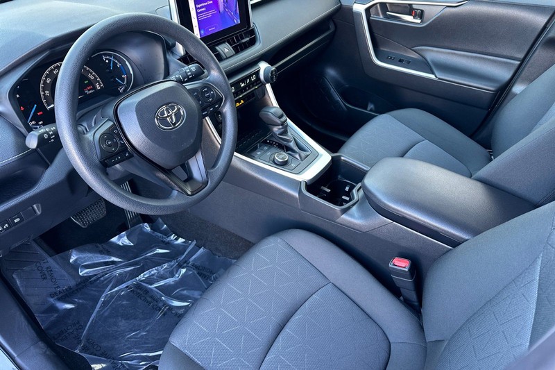 Toyota RAV4 Vehicle Full-screen Gallery Image 10