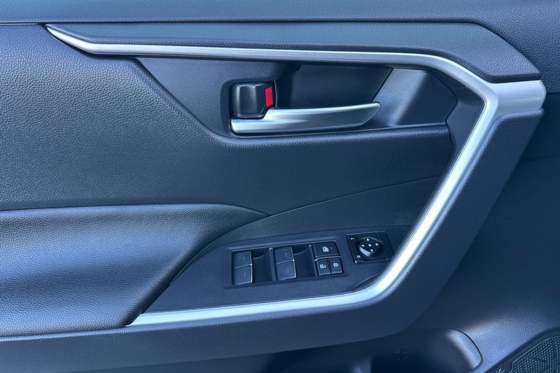 Toyota RAV4 Vehicle Full-screen Gallery Image 11