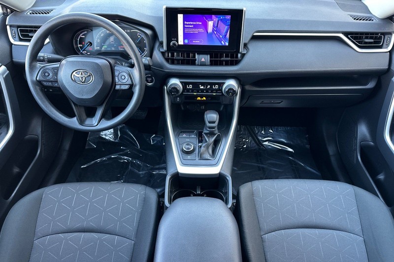 Toyota RAV4 Vehicle Full-screen Gallery Image 13