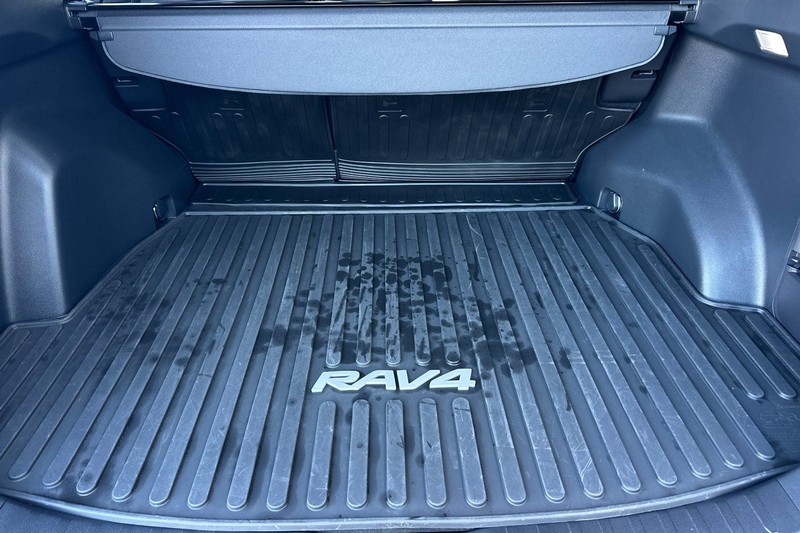 Toyota RAV4 Vehicle Full-screen Gallery Image 15