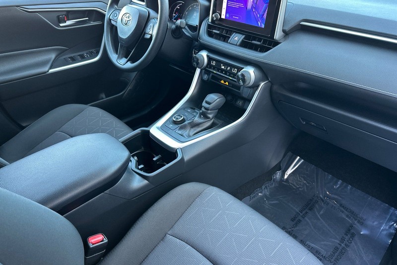 Toyota RAV4 Vehicle Full-screen Gallery Image 16