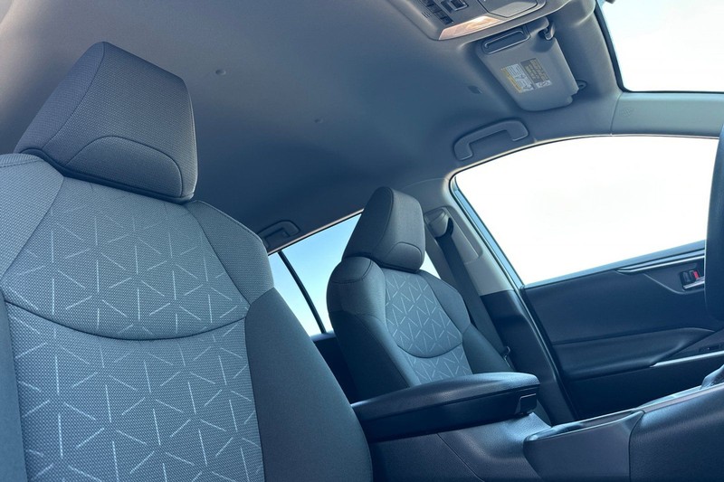 Toyota RAV4 Vehicle Full-screen Gallery Image 17